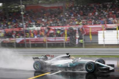 Lewis Hamilton pilota sobre el empapado asfalto de Monza.