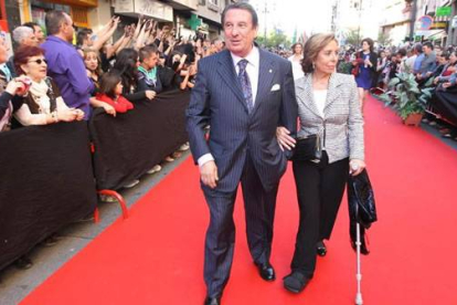 El ex embajador español ante la Santa Sede, Francisco Vázquez, con su esposa. l. de la mata / Ana F. Barredo