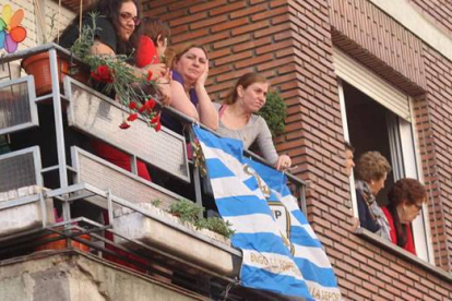 Desde los balcones también se vio el desfile. L. de la Mata/Ana F. Barredo
