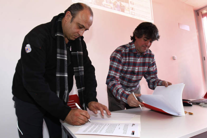Ángel Sánchez y Joaquín Ramírez firman el convenio.