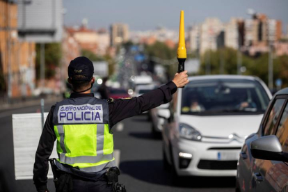 Agentes de la Policía Nacional en un control en la Nacional V en Madrid. RODRIGO JIMÉNEZ