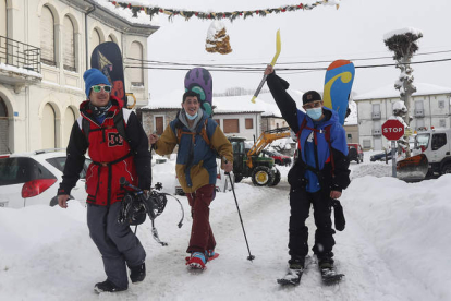 Un grupo de snowboarders, ayer en Puebla de Lillo, con sus vistosas tablas a la espalda. JESÚS F. SALVADORES