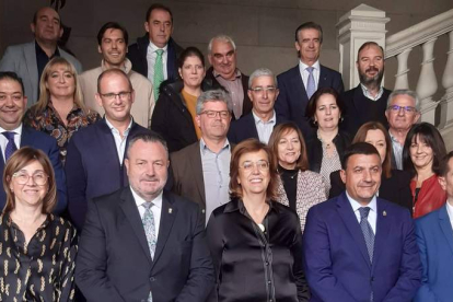 Foto de familia de la Federación Regional de Municipios y Provincias reunida ayer en León. DL
