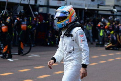 Fernando Alonso después de abandonar la carrera este domingo en Mónaco.