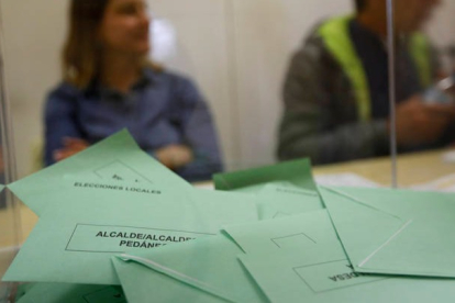 Papeletas verdes de las juntas vecinales en las elecciones del 28-M. FERNANDO OTERO