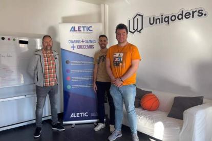 El presidente de Aletic, Lucio Fuertes, con los responsables de Uniqoders, que se integra en la asociación. dl