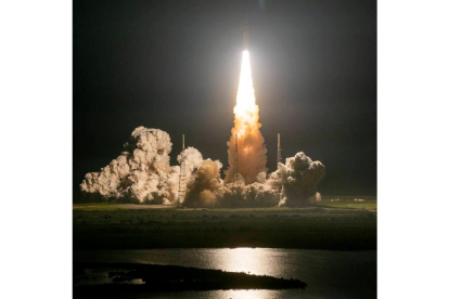 El cohete en el Sistema de Lanzamiento Espacial de la Nasa que transporta la nave espacial Orión, despegando en la prueba de vuelo Artemis I, el 16 de noviembre. NASA BILL INGALLS