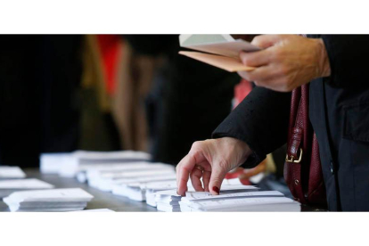 Una persona selecciona las papeletas para votar en las pasadas elecciones generales del 10 de noviembre de 2019. FERNANDO OTERO