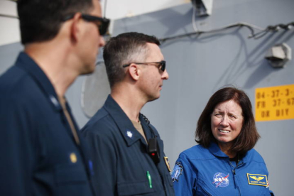 La astronauta Shannon Walker (derecha) habla con los miembros de la tripulación durante las operaciones de recuperación de la cápsula. CAROLINE BREHMAN