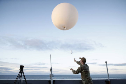 Un miembro de la Fuerza Aérea lanza un globo meteorológico desde la cubierta del U.S.S. Portland (LPD 27) como parte de la operación de recuperación de la cápsula Orión. CAROLINE NREHMAN