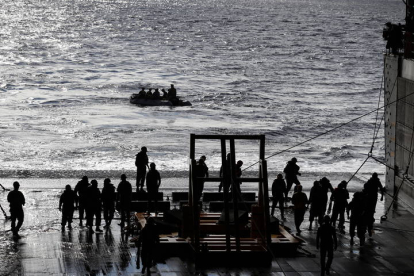 Los marineros de la Armada lanzan un pequeño bote como parte de la operación de recuperación de la cápsula Orión. CAROLINE BREHMAN