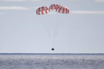 La cápsula Orión cae en el océano Pacífico después de que se desplegaran paracaídas, frente a la costa de Baja California, México. CAROLINE BREHMAN