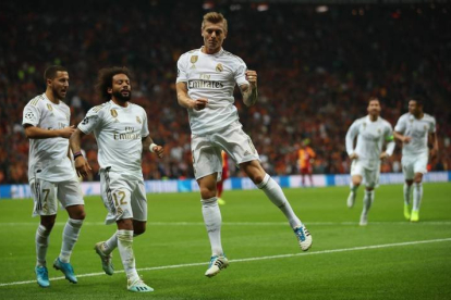 Kroos celebra el gol que la ha dado la victoria al Real Madrid en la Champions ocho meses después. TOLGA BOZOGLU