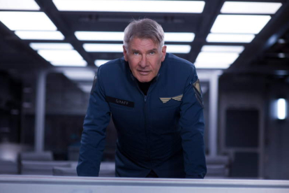 Harrison Ford interpreta al estricto coronel Hyrum Graff en esta cinta de ciencia ficción.