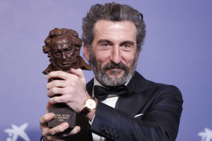 Luis Zahera tras recibir el Goya al mejor actor de reparto por su trabajo en 'As bestas'. EFE / JORGE ZAPATA