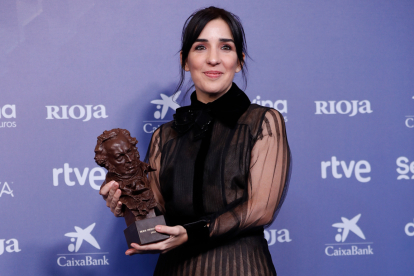 La realizadora Alauda Ruiz de Azúa tras recibir el Goya a la mejor dirección novel por su película 'Cinco lobitos'. EFE / JORGE ZAPATA