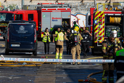 Trece personas murieron y otras cuatro resultaron intoxicadas por inhalación de humo en el incendio de una discoteca en Murcia, declarado a primera hora de este domingo. MARCIAL GUILLÉN