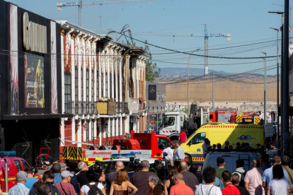 Trece personas murieron y otras cuatro resultaron intoxicadas por inhalación de humo en el incendio de una discoteca en Murcia, declarado a primera hora de este domingo. MARCIAL GUILLÉN