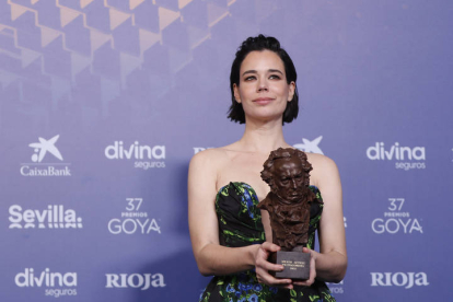 La actriz Laia Costa tras recibir el Goya a la mejor actriz protagonista por su trabajo en ''Cinco lobitos'. EFE / JORGE ZAPATA