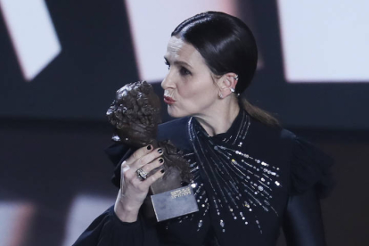 La actriz francesa Juliette Binoche recibe el Goya Internacional por su trayectoria profesional. EFE / JOSÉ MANUEL VIDAL
