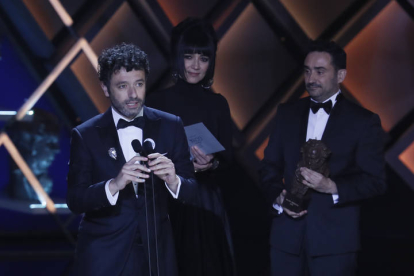Rodrigo Sorogoyen tras recibir el premio a la mejor dirección por su película 'As Bestas'. EFE / Jose Manuel Vidal