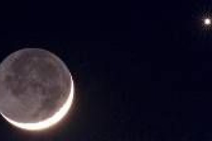 Vista de la Luna creciente y de Venus, que mañana se alineará con el Sol y la Tierra