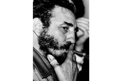 Fidel Castro, hijo de gallegos emigrados, nació en Mayarí (Cuba) en 1926. Doctorado en derecho, en 1952 intentó llegar al poder a través de las urnas, pero el golpe de estado de Fulgencio Batista puso fin al proceso democrático. En la oposición, intentó tomar el cuartel de la Moncada. Fue encarcelado y posteriormente se exilió en Mexico.