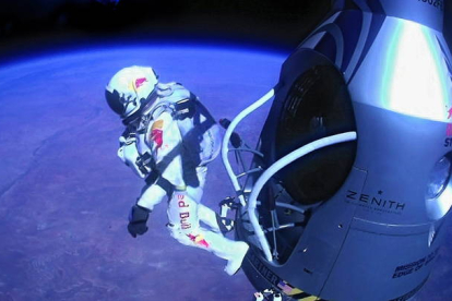 Fotografía cedida en 2012 por Red Bull Stratos que muestra al deportista austríaco de alto riesgo Felix Baumgartner durante su salto estratosférico sobre los cielos de Roswell (EEUU), la ciudad a la que dio fama un supuesto incidente con un ovni en 1947. EFE