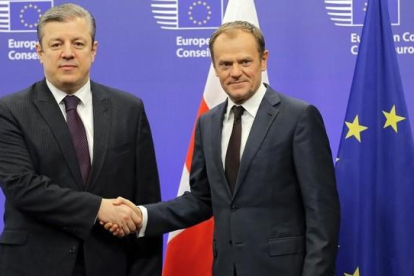 Tusk (derecha) estrecha la mano del primer ministro de Georgia, antes de su reunión en la sede del Consejo Europeo en Bruselas, el 9 de febrero.