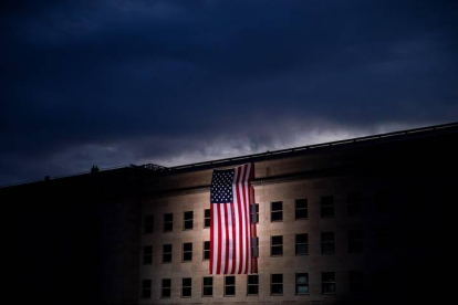 La bandera estadounidense cuelga de la fachada del Pentágono. EFE