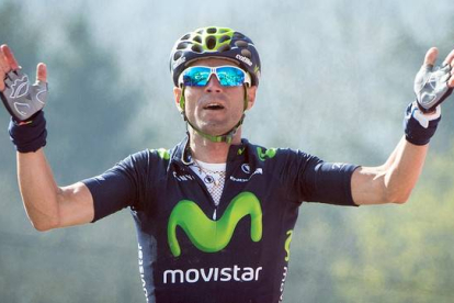 Alejandro Valverde, del equipo Movistar, celebra su victoria en la Flecha Valona a su paso por la meta.