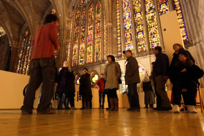 Uno de los guías del proyecto cultural de la Catedral de León explica algunos detalles sobre el templo a un grupo de visitantes.