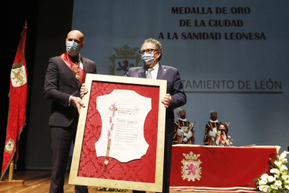 El alcalde de León, José Antonio Diez, entrega la Medalla de Oro a Juan Luis Burón. MARCIANO PÉREZ