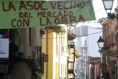 Pancartas en los alrededores de la Plaza del Grano de León a favor de las obras de reforma