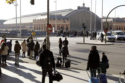 Desalojada la estación de Atocha de Madrid por una falsa amenaza de bomba.