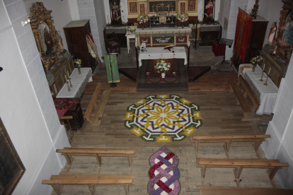 Alfombras de flores en la iglesia de Cuénabres por el Corpus Christi. CAMPOS