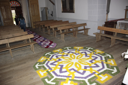 Alfombras de flores en la iglesia de Cuénabres por el Corpus Christi. CAMPOS