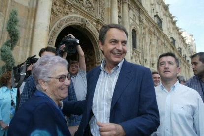 Zapatero, tras el consejo de ministros celebrado en León el 22 de julio de 2004 en León. JESÚS F. SALVADORES