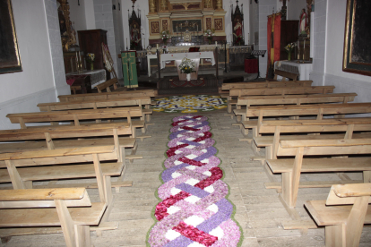 Alfombras de flores en la iglesia de Cuénabres por el Corpus Christi. CAMPOS