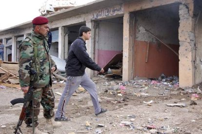 Un soldado iraquí hace guardia en Mosul, Irak.