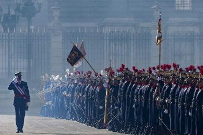 Felipe VI pasa revista ayer a las tropas en la Pascua Militar en la plaza de la Armería de Madrid. J.J. GUILLÉN
