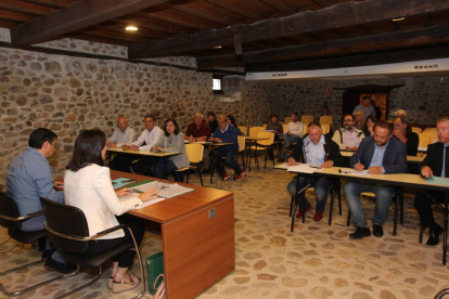 Imagen de archivo de una de las reuniones del grupo de acción local berciano Asodebi. L. DE LA MATA