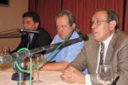 Fidentino Reyero, Miguel Ángel González y Edmundo Bayón, durante un momento de la reunión celebrada