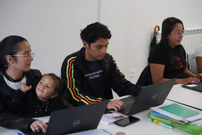 Centro de Formación de Cáritas, con un grupo de alumnos en clases de digitalización. J. NOTARIO