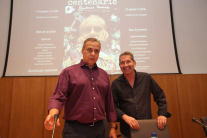 Joaquín Otero y Miguel Ángel Varela, de la Fundación Antonio Pereira, presentaron en el Museo de la Radio de Ponferrada la que será la última edición de la Fiesta de la Poesía de Villafranca del Bierzo. L. DE LA MATA