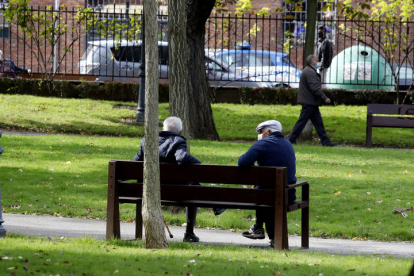 Dos personas descansan en un banco de la ciudad. MARCIANO PÉREZ