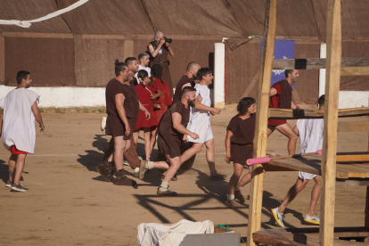 Astorga se viste de togas y pieles para celebrar su tercer día de astures y romanos. JONATHAN NOTARIO