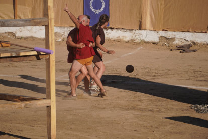 Astorga se viste de togas y pieles para celebrar su tercer día de astures y romanos. JONATHAN NOTARIO