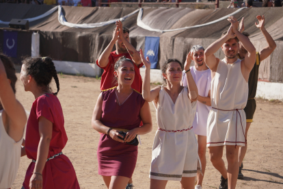 Astorga se viste de togas y pieles para celebrar su tercer día de astures y romanos. JONATHAN NOTARIO