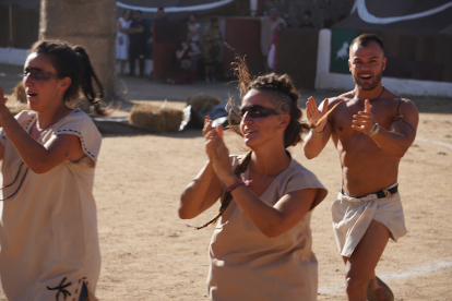 Astorga se viste de togas y pieles para celebrar su tercer día de astures y romanos. JONATHAN NOTARIO